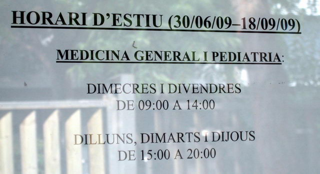 Cartell penjat al Centre Cívic de Gavà Mar anunciant els horaris de servei del CAP de Gavà Mar durant l'estiu del 2009 que sn molt menors als habituals